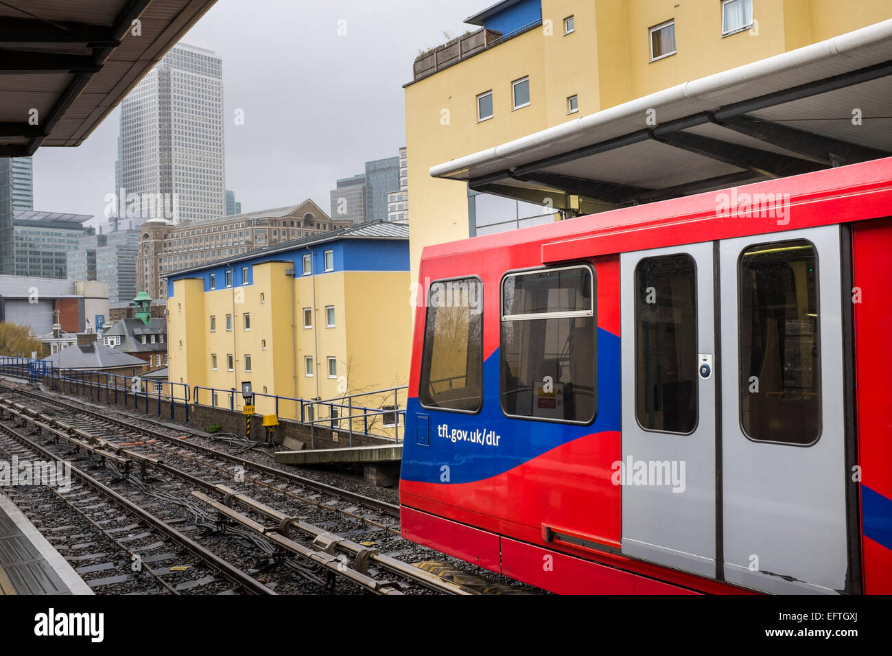 Colourfull réglage à la Westferry station sur l'London Dockland Light Railway Transport, le DLR Banque D'Images