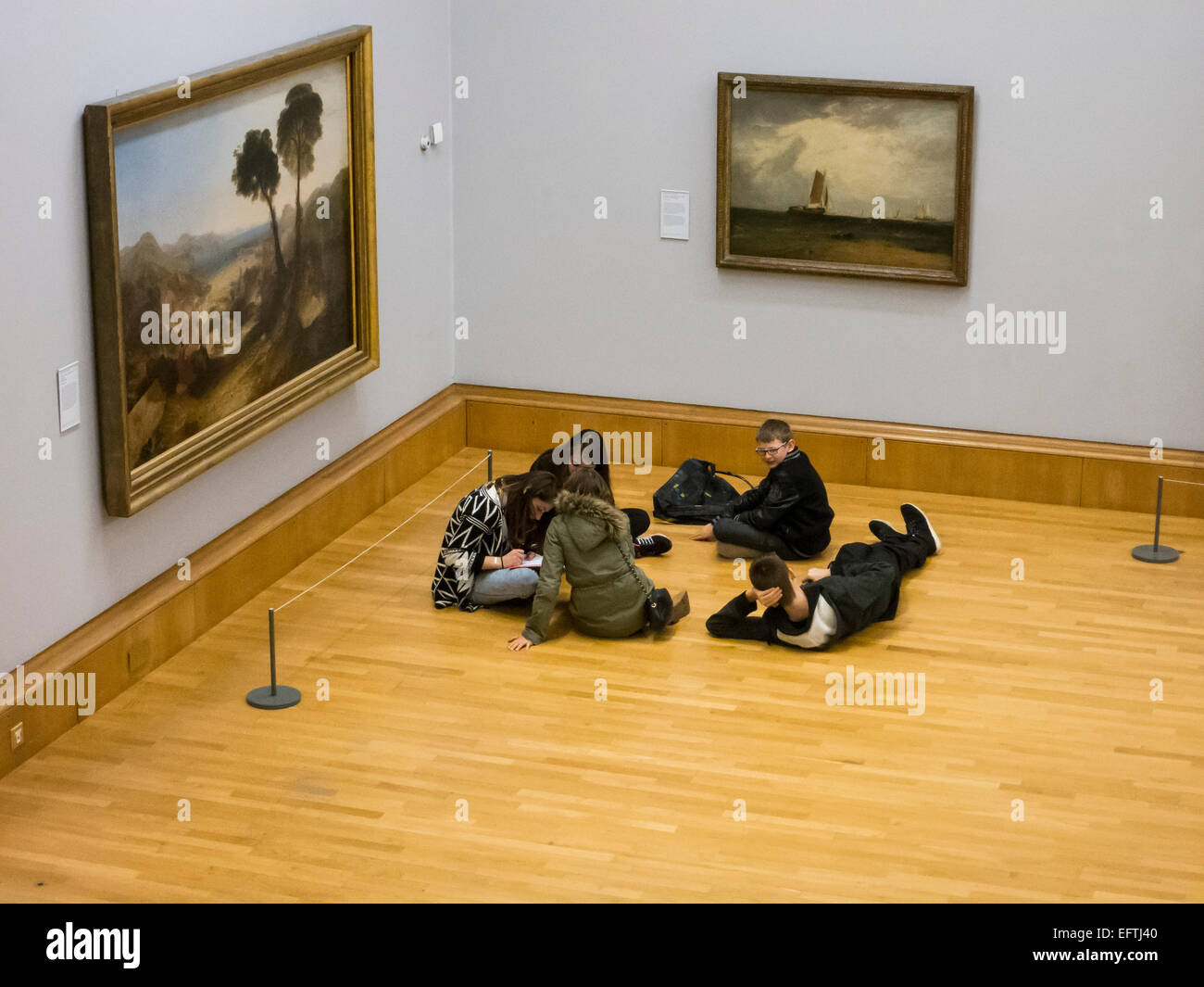 Les élèves s'assied sur le plancher en prenant en peintures Turner à la Tate Gallery, Londres Banque D'Images