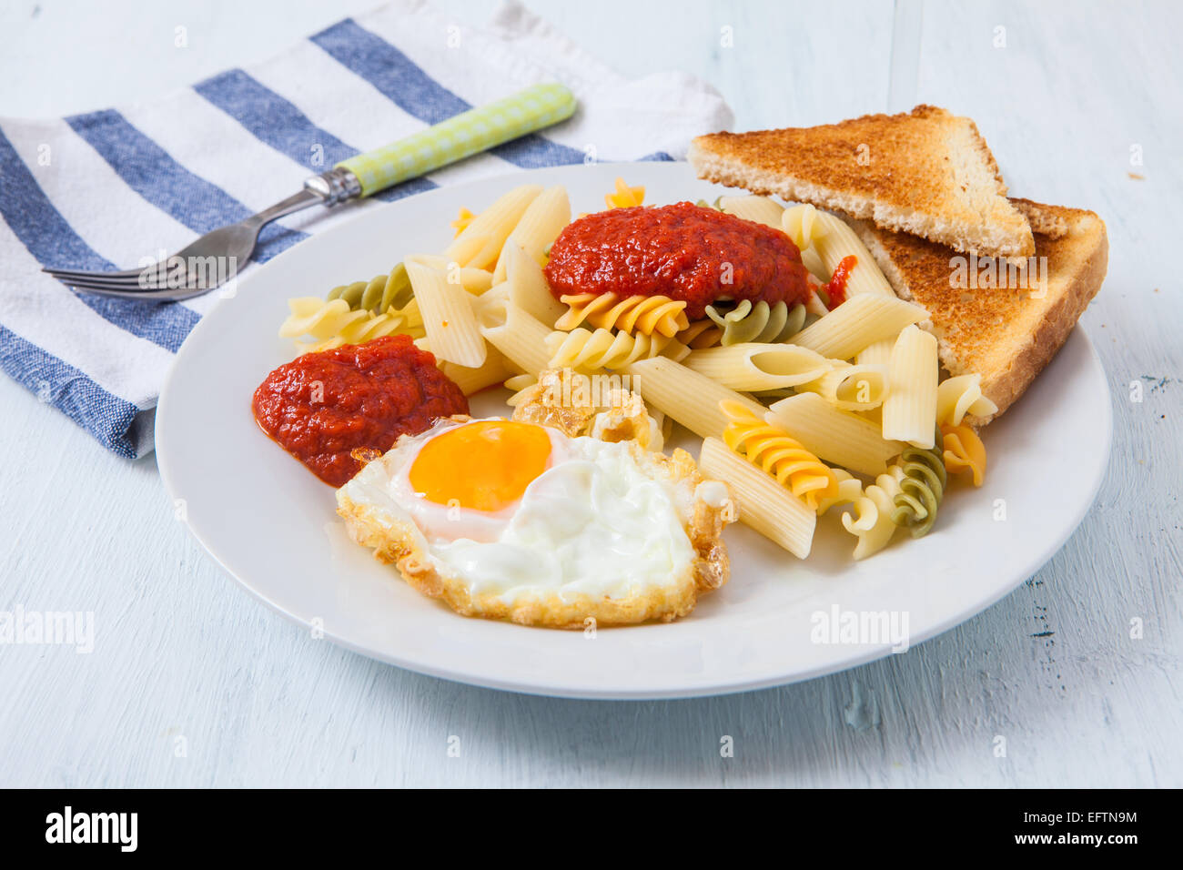 Le déjeuner européen avec des œufs brouillés et des pâtes sauce tomate  Photo Stock - Alamy