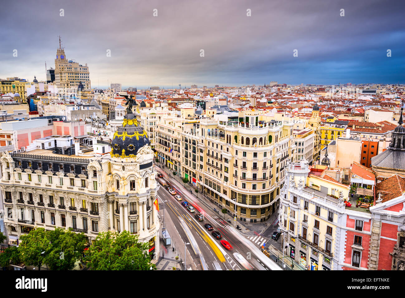 Madrid, Espagne au-dessus de la ville la rue commerçante Gran Via. Banque D'Images