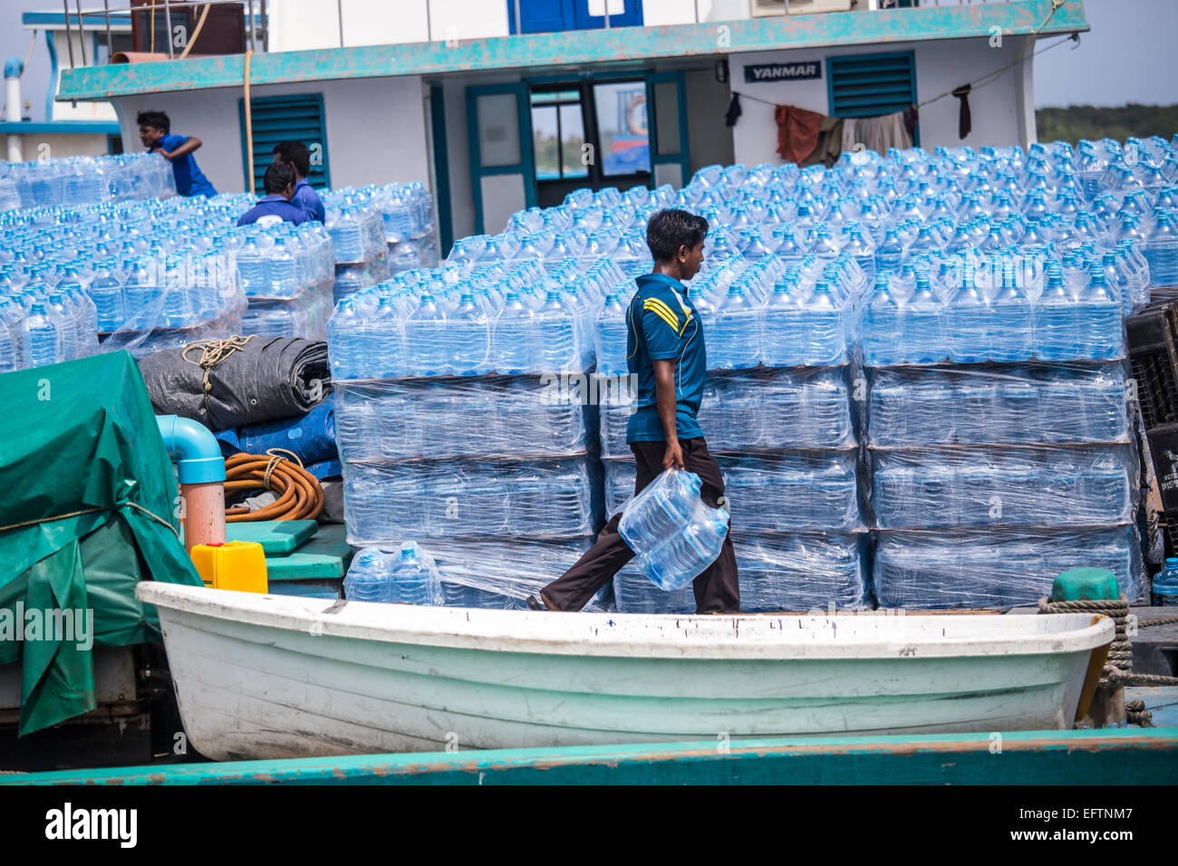 L'eau embouteillée chargé sur un navire à Male, Maldives Banque D'Images