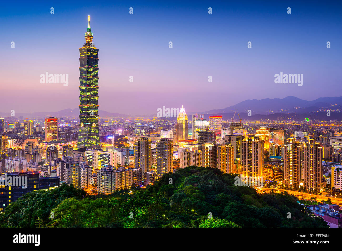 Taipei, Taïwan sur les toits de la ville au crépuscule. Banque D'Images