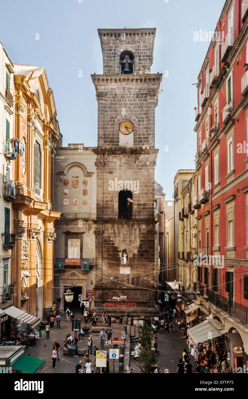 Vue de la tour Bell à San Gregorio Armeno, au centre-ville de Naples Banque D'Images