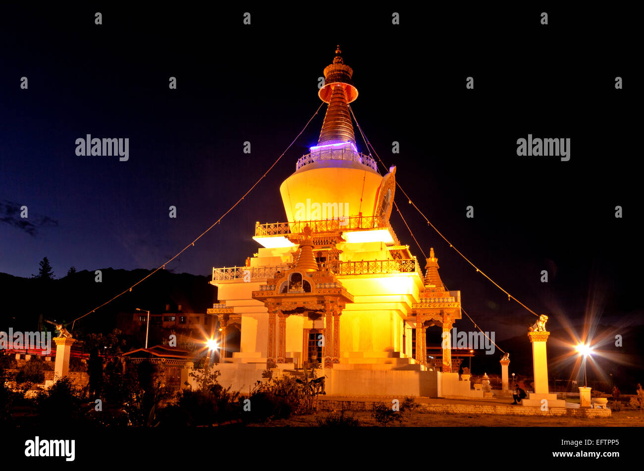 BU00079-00...BHOUTAN - Le National Memorial Chorten dans la ville de Thimphu est éclairé la nuit. Banque D'Images
