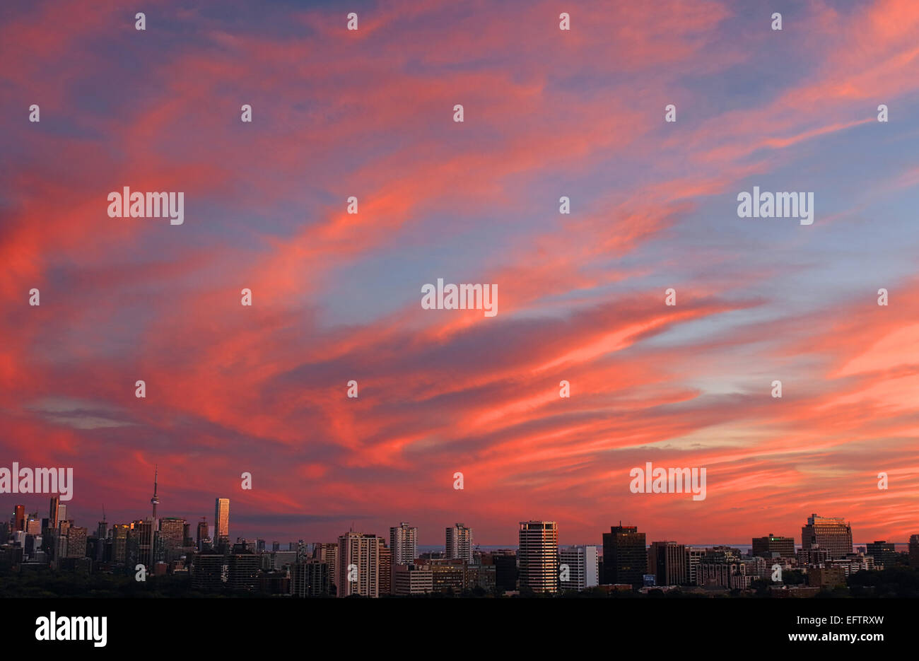 Les cirrus coucher du soleil sur les toits de Toronto avec le centre-ville de gratte-ciels avant changement météo Banque D'Images