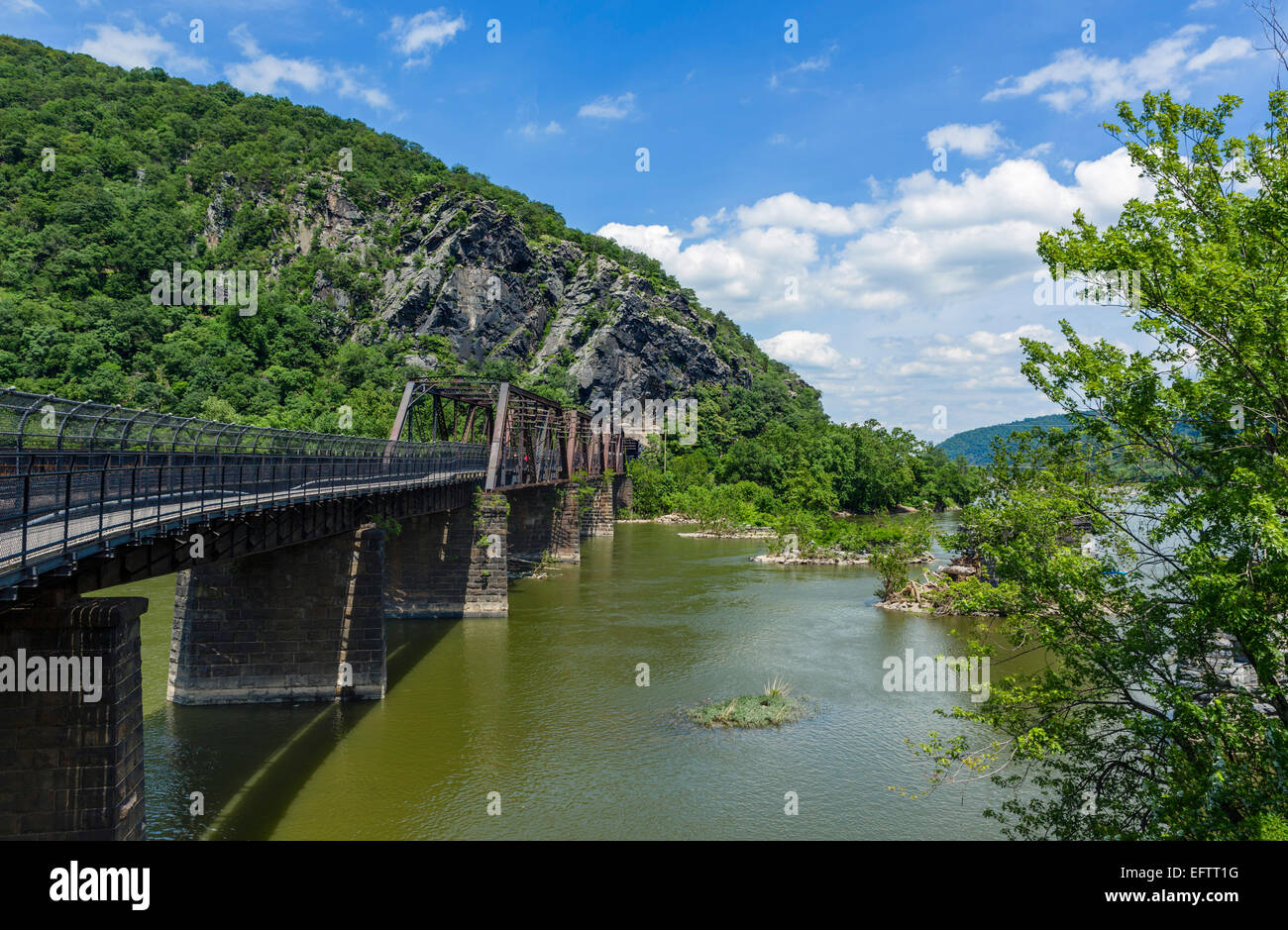 Sentier des Appalaches passerelle l'autre côté de la rivière Potomac au Parc Historique National Harpers Ferry, West Virginia, USA Banque D'Images