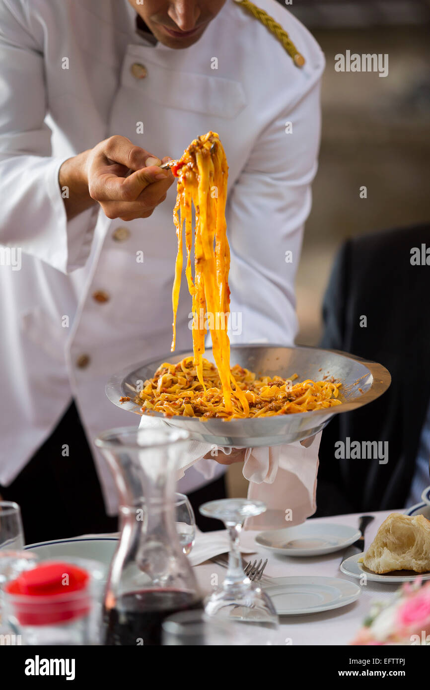 Pâtes fettuccine waiter serving Banque D'Images