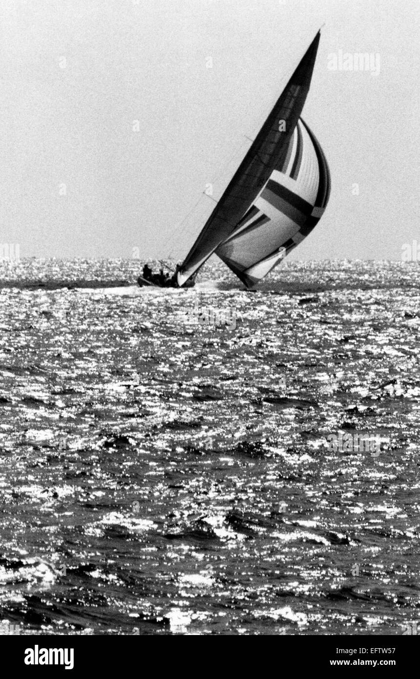 AJAXNETPHOTO - 1980 - NEWPORT, RHODE ISLAND, ÉTATS-UNIS. - AMERICA'S CUP - SKIPPER DENNNIS CONNER NAVIGUANT LE 12M FREEDOM TO VICTORY. PHOTO : JONATHAN EASTLAND / AJAX REF :HDD YA Banque D'Images