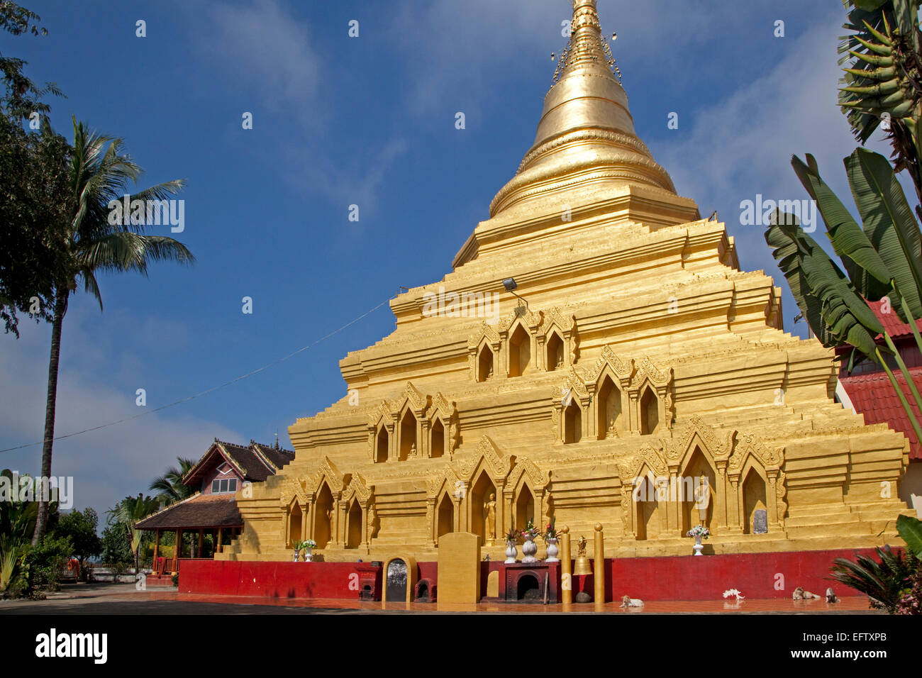 Stupa doré de Wat Zom Kham / Wat Jom Kham, temple bouddhiste, Keng Tung / Kengtung, Shan State, Myanmar / Birmanie Banque D'Images