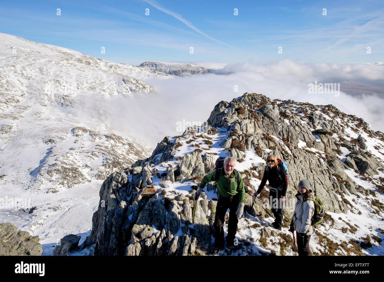 Les randonneurs et des mains sur l'arête rocheuse jusqu'Carnedd Pen y Wen Ole en montagnes de Snowdonia National Park, au nord du Pays de Galles, Royaume-Uni, Angleterre Banque D'Images