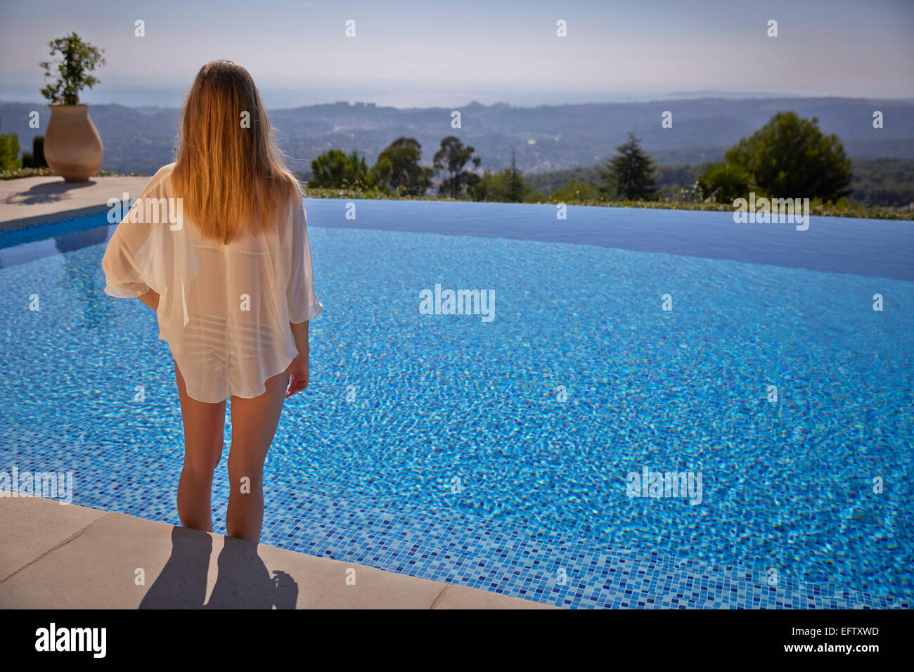 Jeune femme au bord de la piscine en vacances dans le sud de la France Banque D'Images