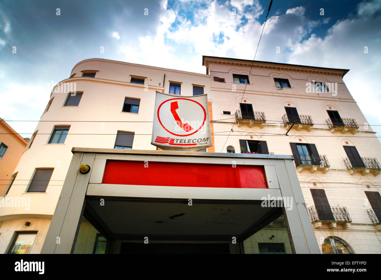 Une borne téléphonique exploité par Telecom Italia à Chieti, Italie. Banque D'Images