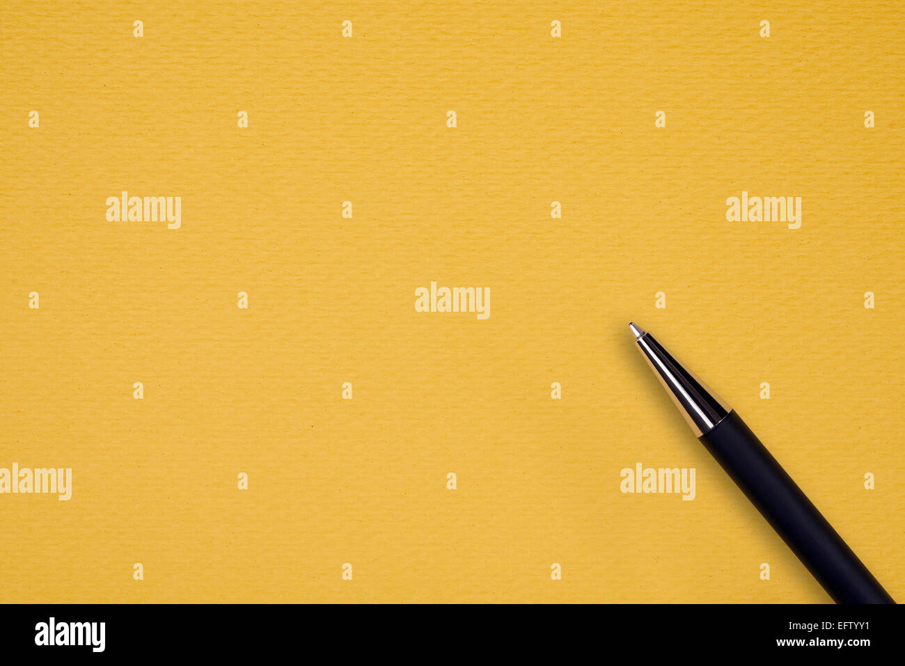Papier fond jaune avec stylo à bille noir et l'espace texte Banque D'Images