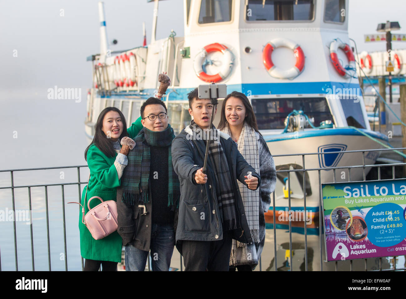 Les touristes à l'aide de mobile smartphone Iphone - selfies autoportraits stick pour prendre des photos et vidéos d'eux-mêmes Banque D'Images