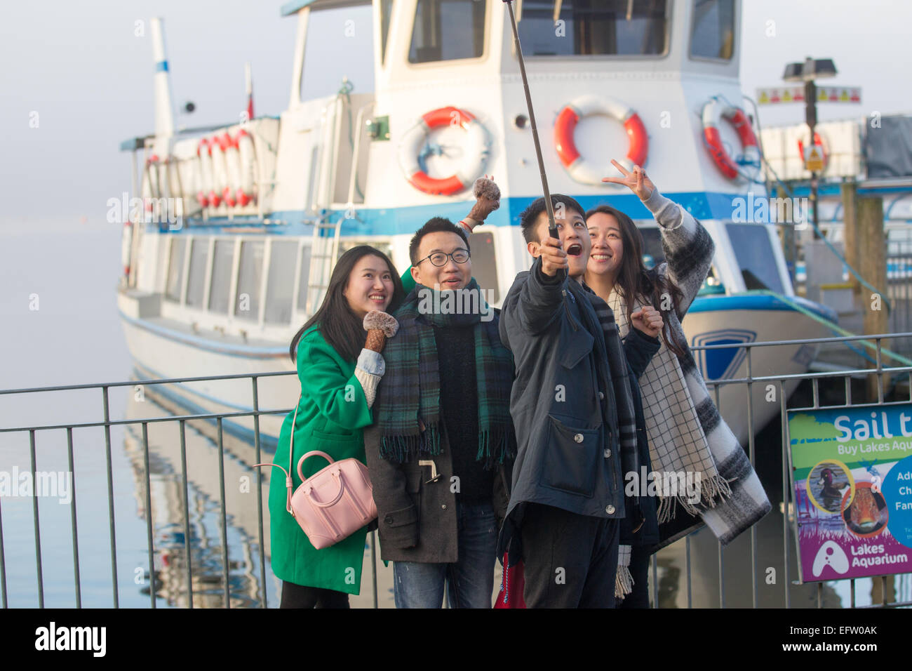 Les touristes à l'aide de mobile smartphone Iphone - selfies autoportraits stick pour prendre des photos et vidéos d'eux-mêmes Banque D'Images