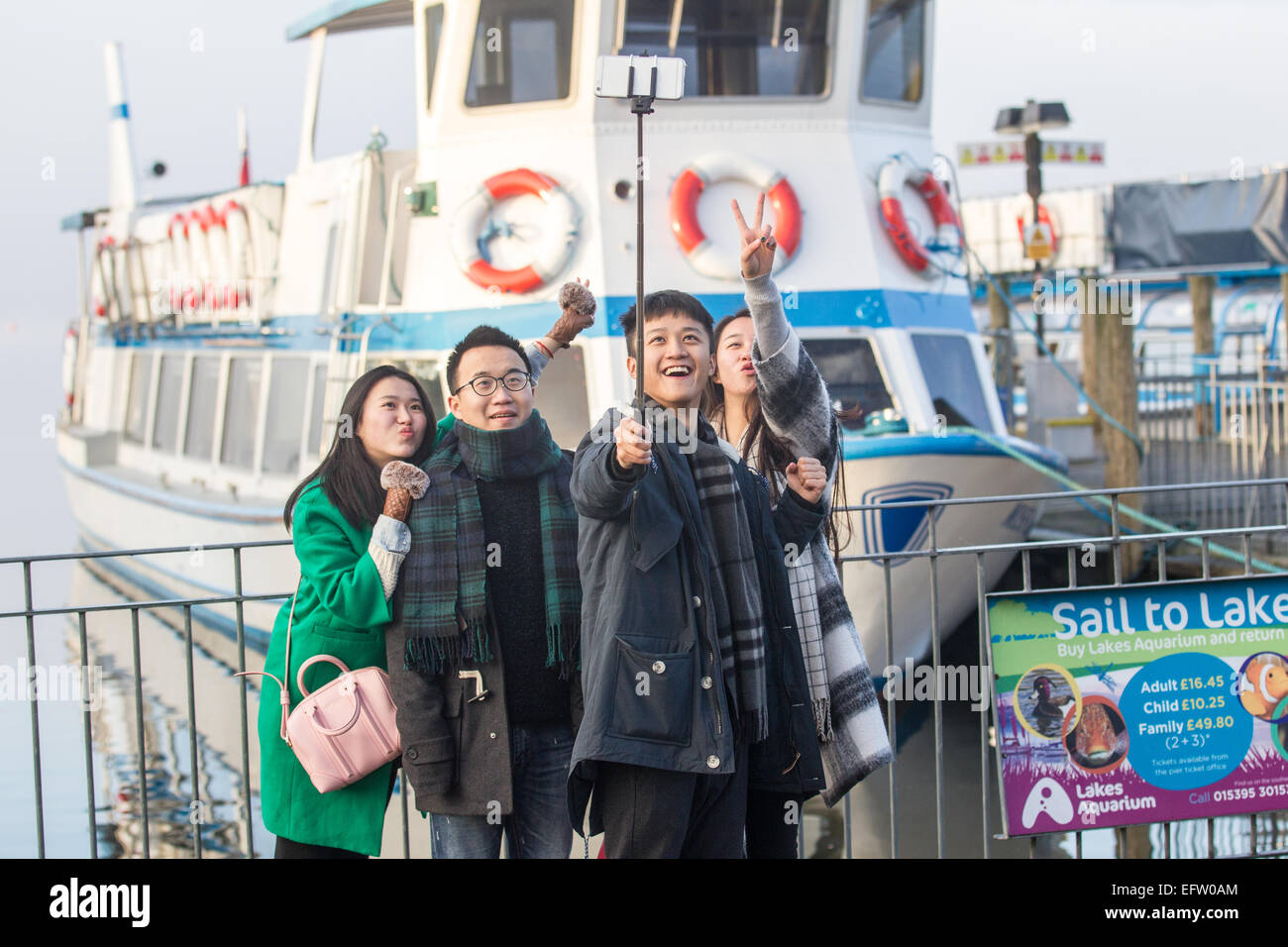 Les touristes à l'aide de mobile smartphone Iphone - selfies autoportraits stick pour prendre des photos et vidéos d'eux-mêmes Banque D'Images