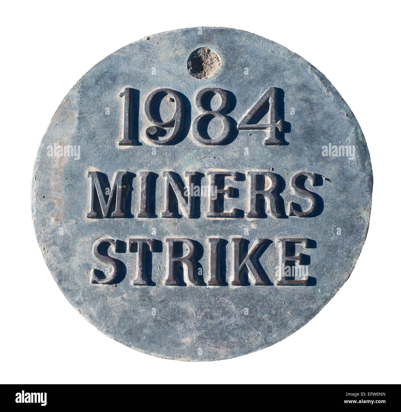 Plaque de bronze grève des mineurs de 1984, vu à Easington Colliery, North East England UK, isolé sur fond blanc Banque D'Images