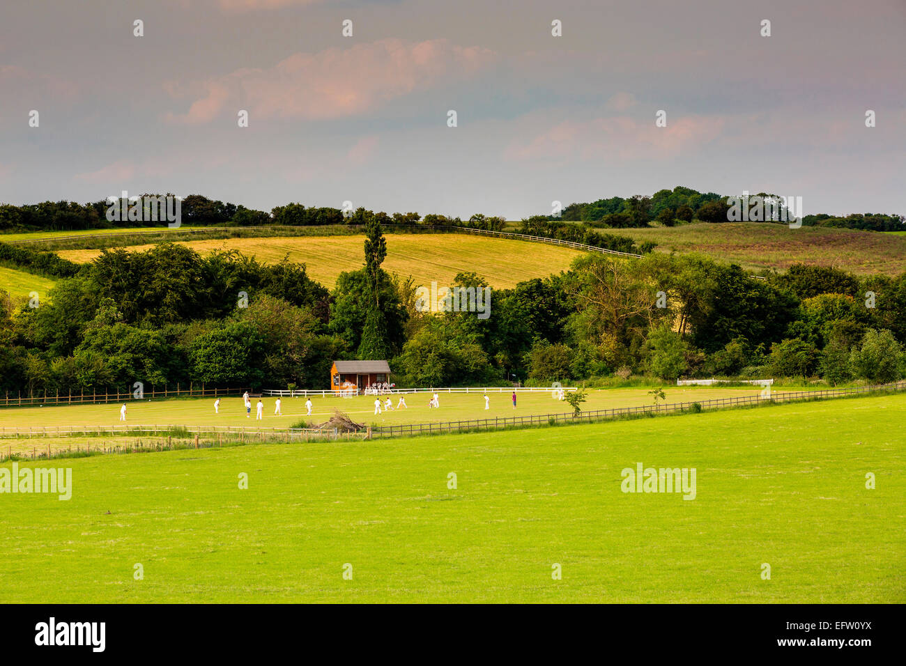 Scène rurale avec vue éloignée sur le cricket field et match, Oxfordshire, Angleterre Banque D'Images