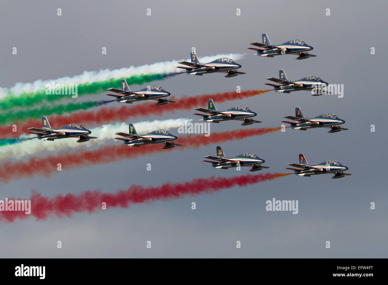 L'Italie Frecce Tricolori aerobatic display team volant en formation et faire de la fumée durant un meeting aérien afficher Banque D'Images