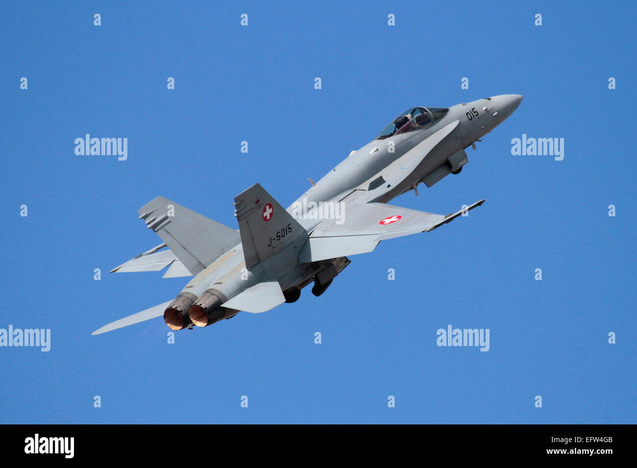 Swiss Air Force F-18 Hornet de jet décollage contre un ciel bleu clair. L'aviation militaire. Banque D'Images
