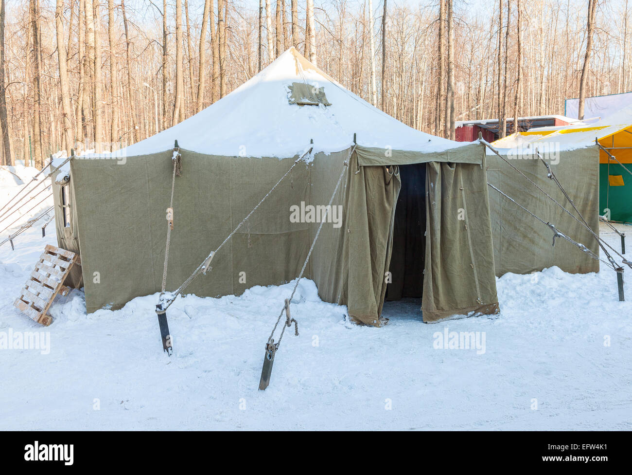 Grande tente militaire au parc d'hiver à sunny day Banque D'Images