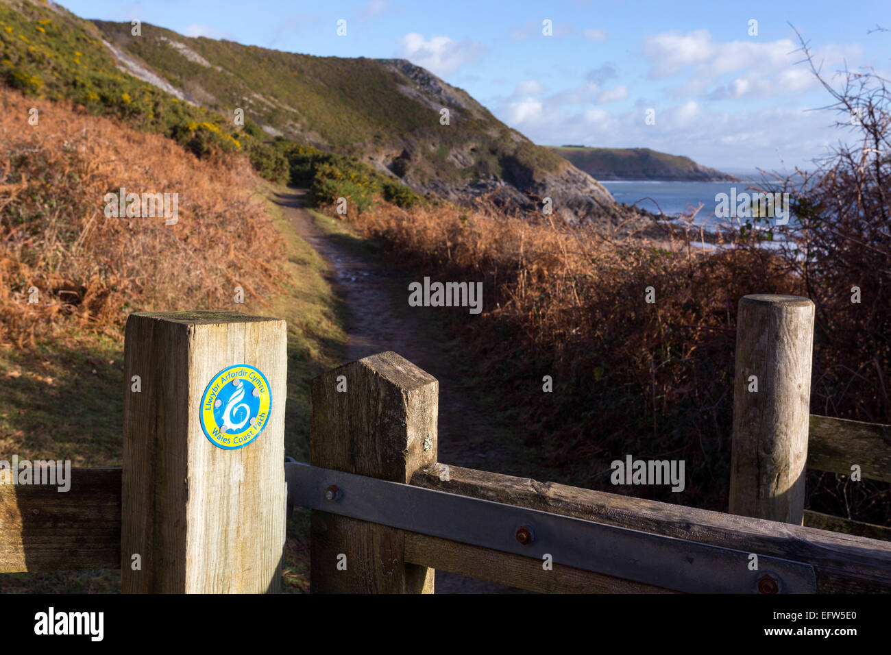 Sur un panneau de signalisation kissing gate sur le chemin de la Côte Sud du Pays de Galles entre Pwlldu et Caswell Bay Banque D'Images