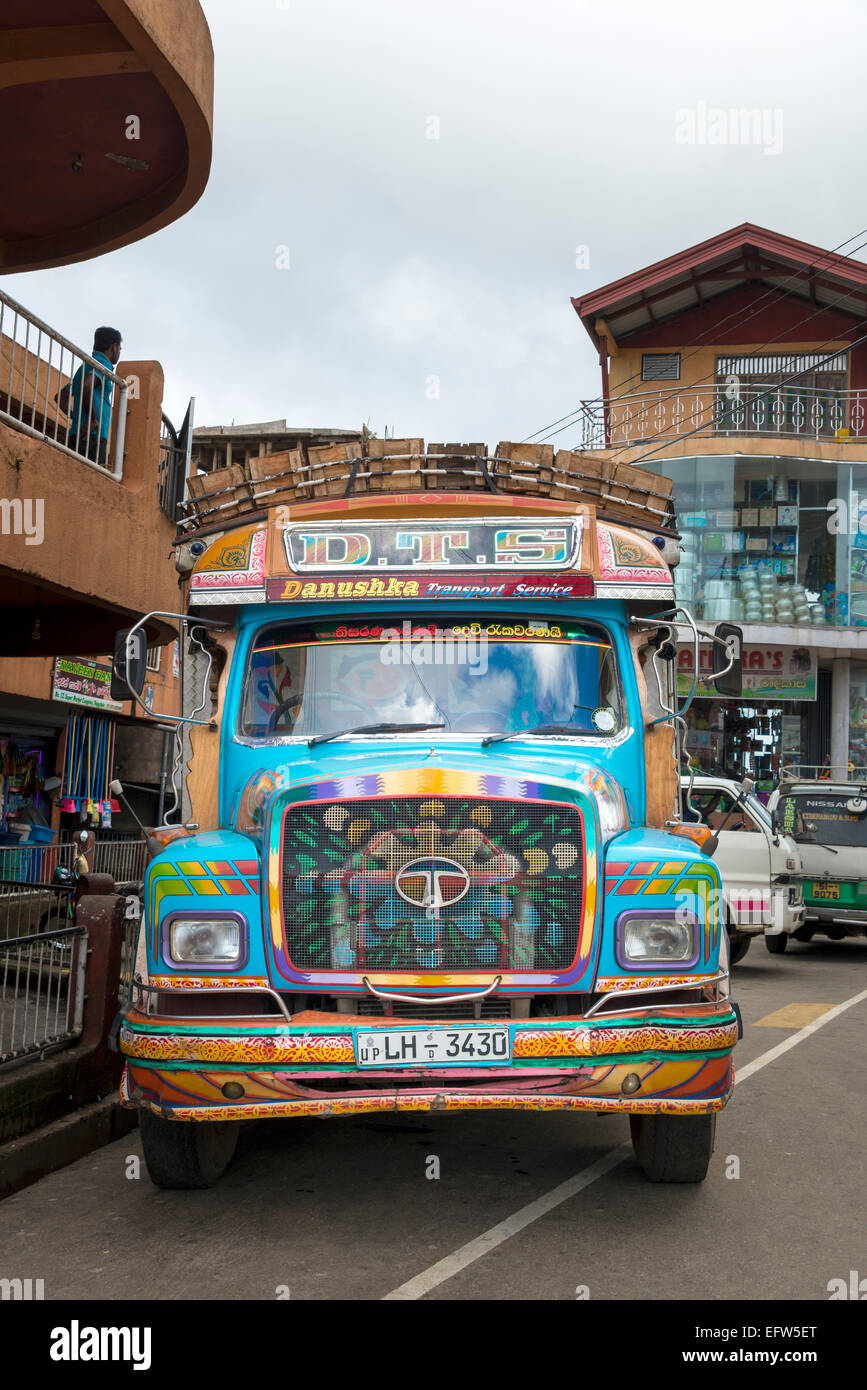 Camion peint orné, Haputale, province d'Uva, au Sri Lanka. Banque D'Images
