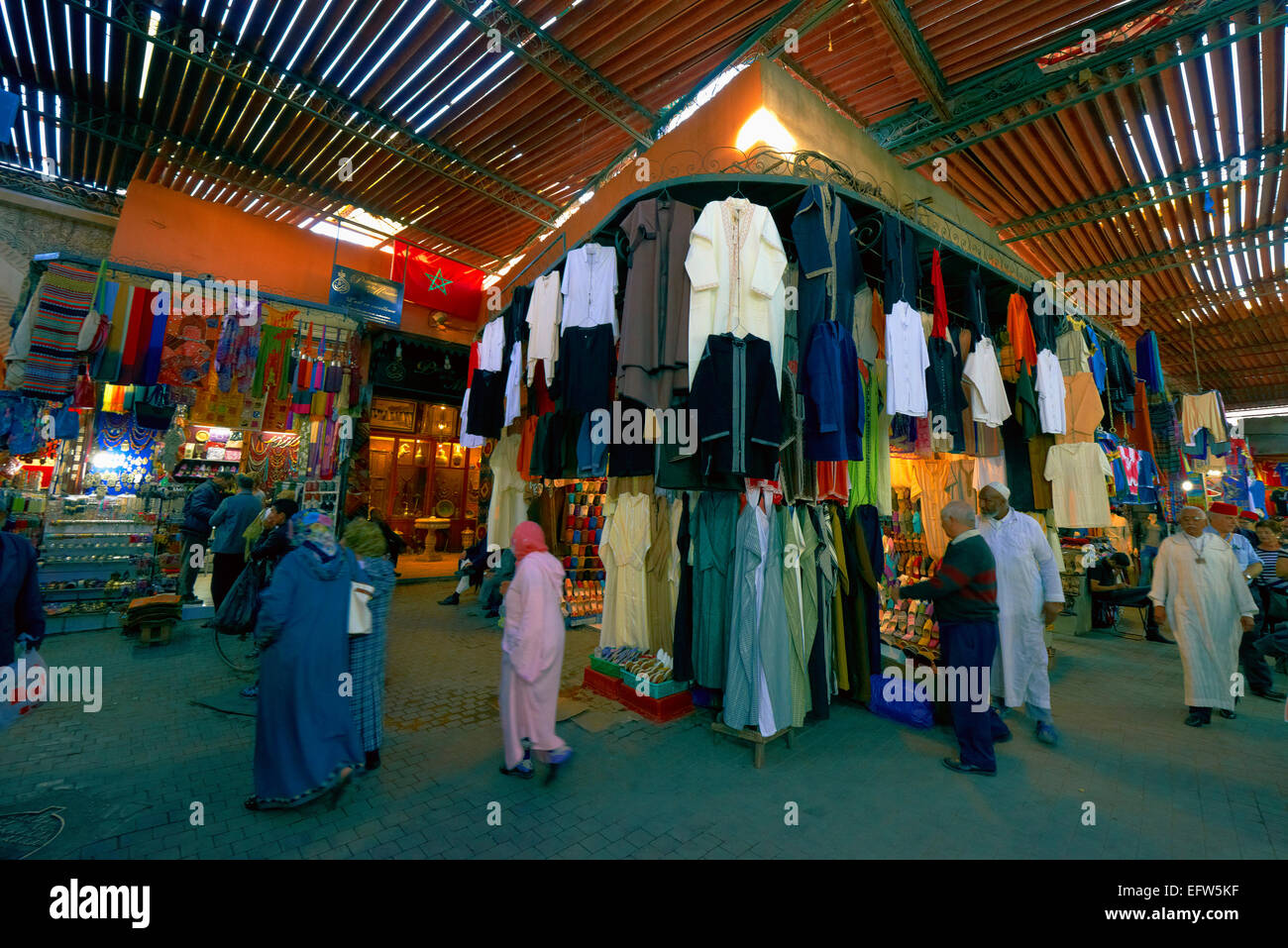 Magasin de vêtements, Medina, Marrakech, UNESCO World Heritage Site, Maroc,  Maghreb, Afrique du Nord Photo Stock - Alamy