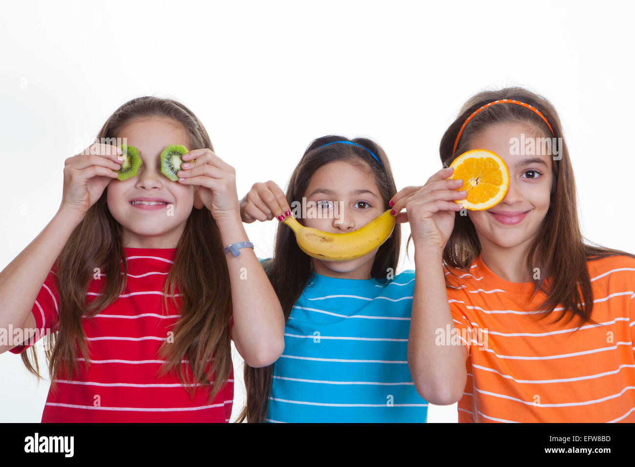Enfants heureux avec régime alimentaire sain de fruits. Banque D'Images