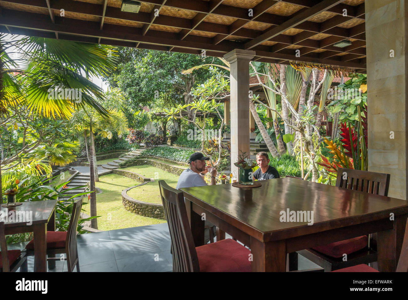 Deux hommes prendre un café dans un café dans le Musée Puri Lukisan