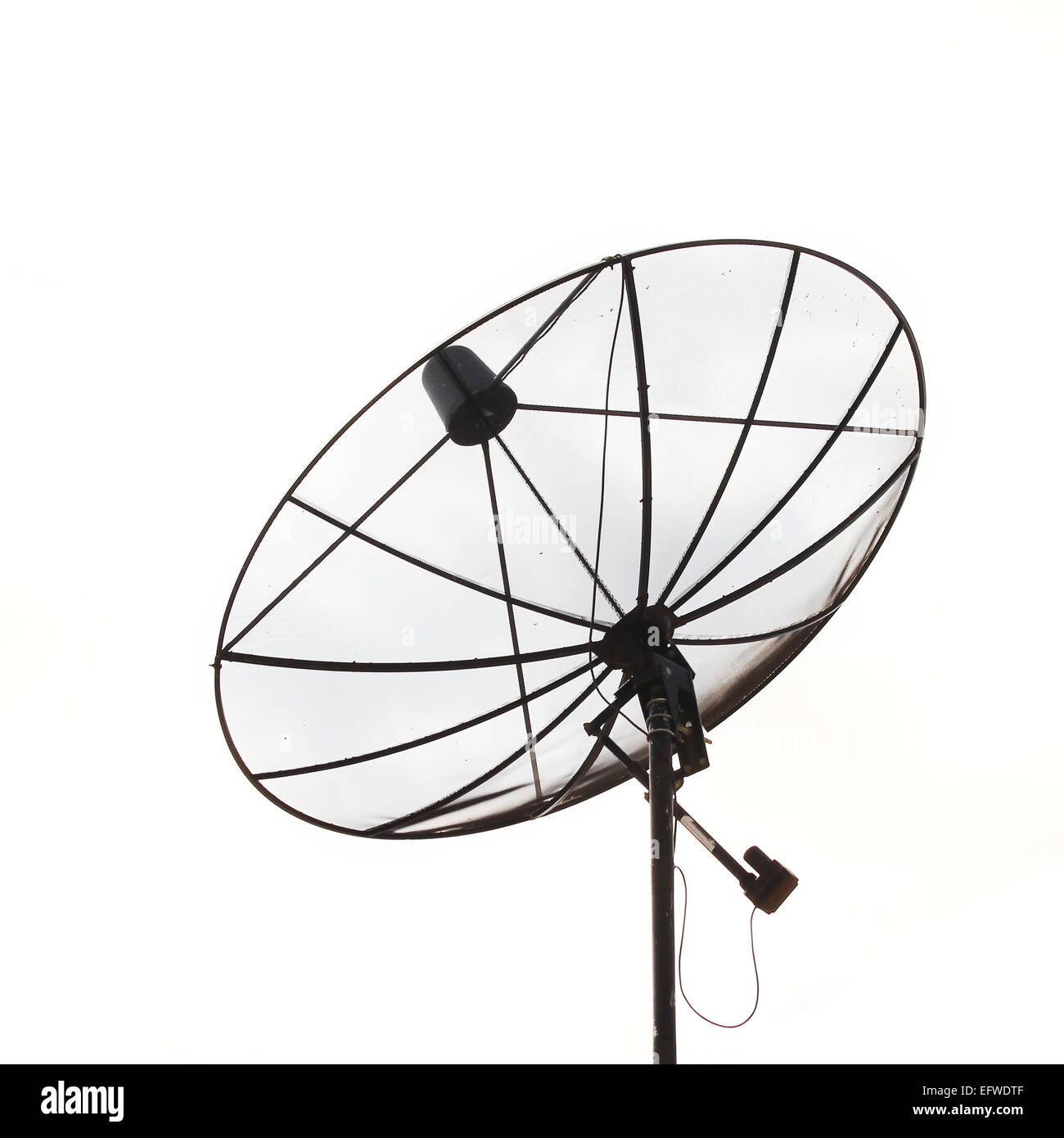 Antenne satellite isolé sur fond blanc Banque D'Images