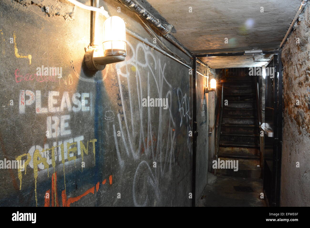 New York, NY, USA. 13 Jan, 2015. L'entrée d'un speakeasy bar appelé "Back Room" dans le Lower East Side à New York, NY, USA, 13 janvier 2015. Le sale pas derrière une une taille-haute barrière métallique sont accessibles avec un mot de passe. Ceux qui savent qu'elle peut conclure ce morceau de New York est passé. Photo : Nathalie Stueben/dpa/Alamy Live News Banque D'Images