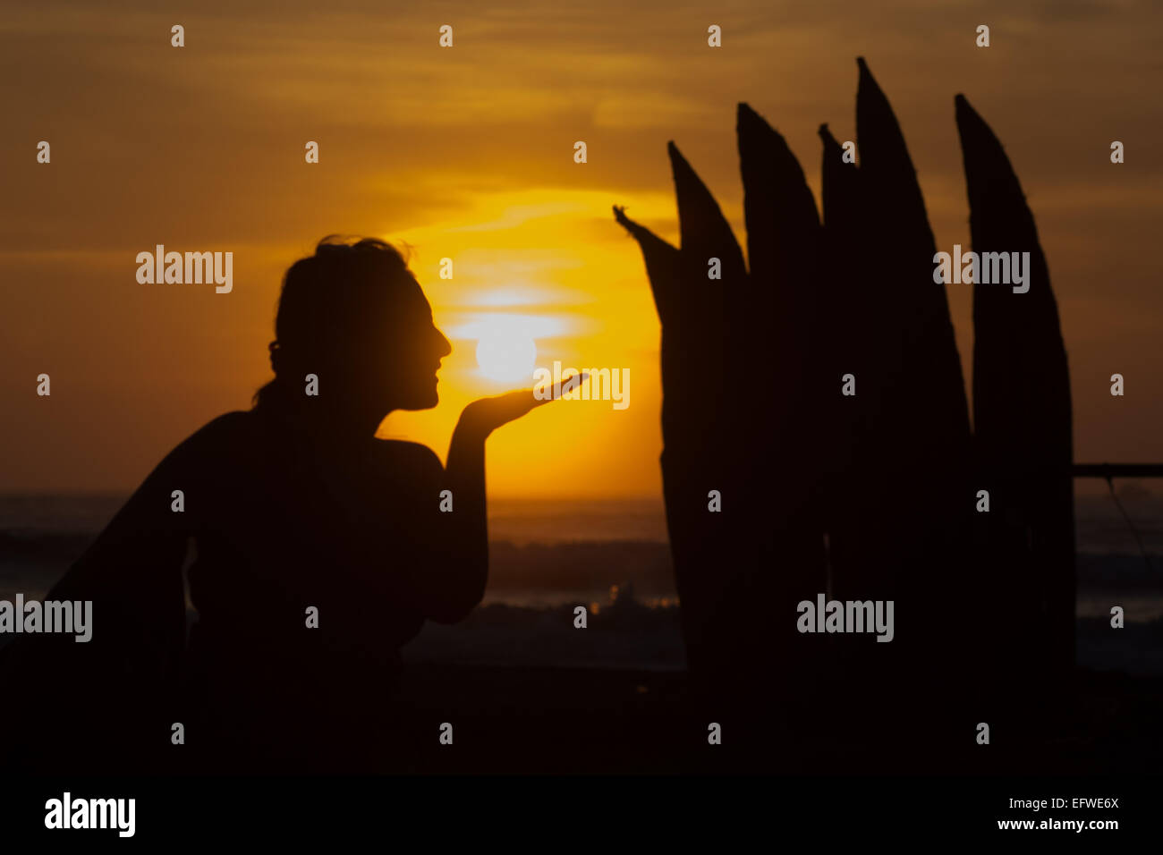 D'admirer le coucher du soleil les plages du nord du Pérou s'embrasser le soleil avec silhouette de Caballito de Totora canoes Banque D'Images
