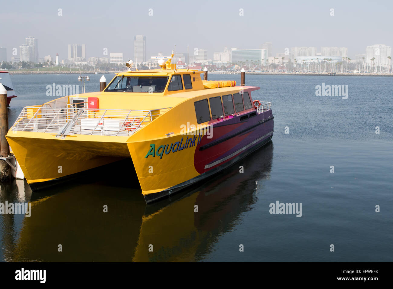 L'eau de l'Aqualink taxi catamaran dans le port de Long Beach Californie Banque D'Images