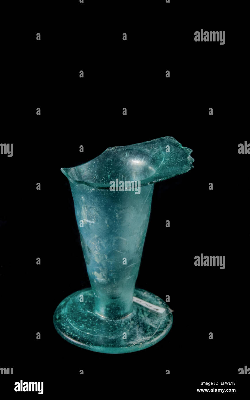 Partie d'un navire en verre vert non arrosé de l'épave de Cirebon datant du 9th-10th siècle trouvée en 2003 dans la mer de Java au nord de Cirebon, à Java Ouest, en Indonésie. Banque D'Images