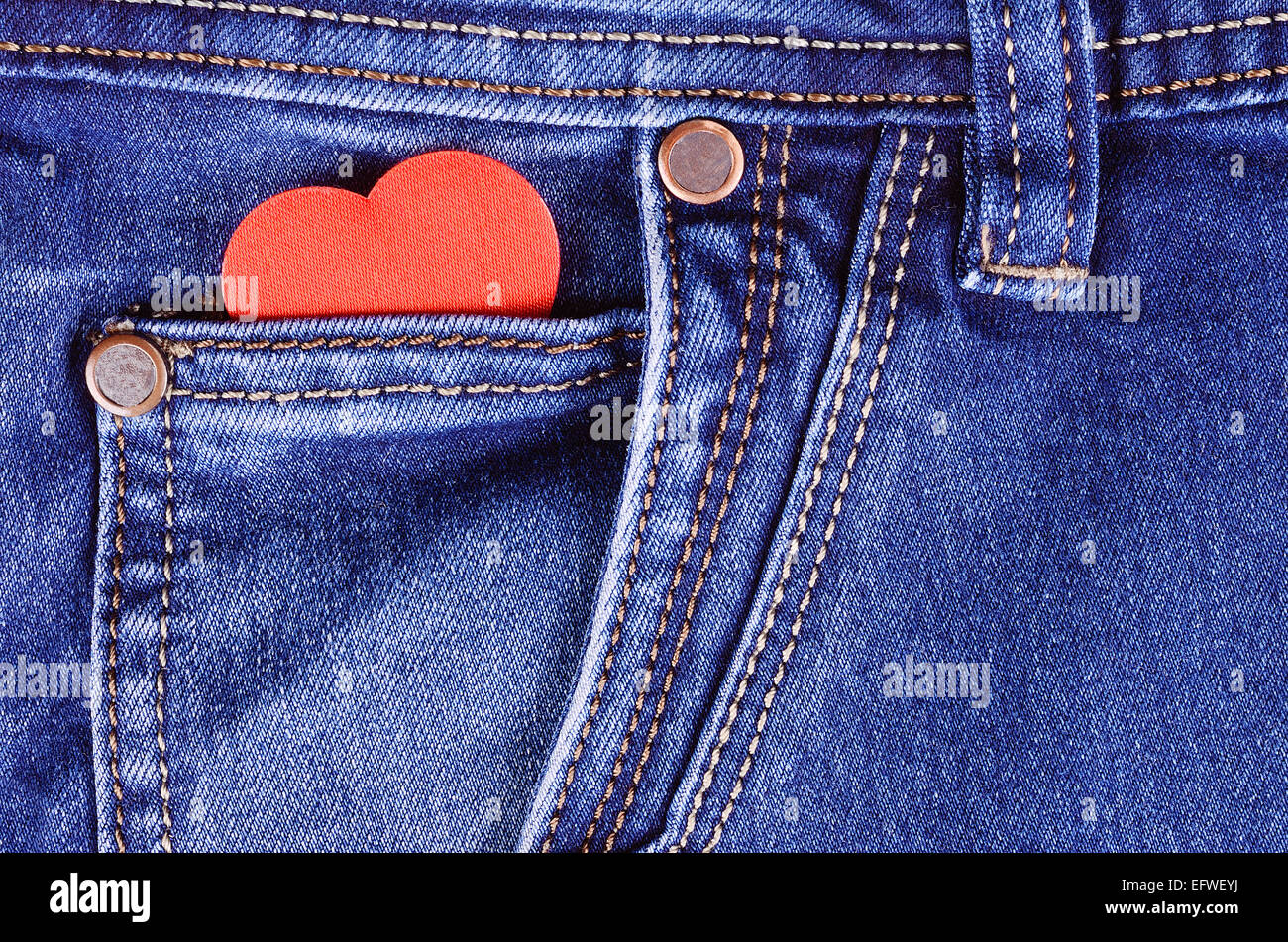 Lire la forme de coeur en bleu jeans pocket, détail Banque D'Images