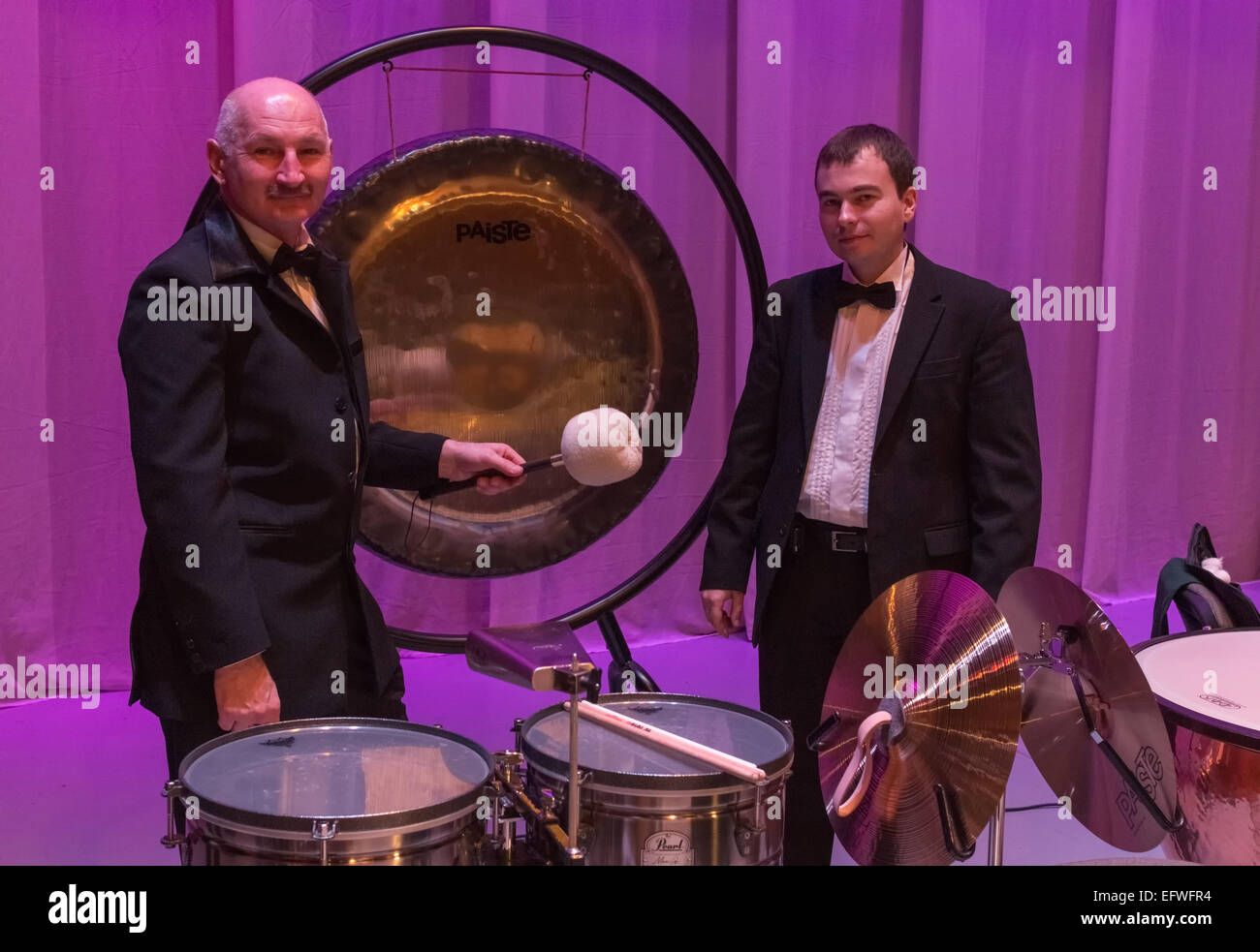 Le batteur près de l'instrument de musique et pendant un concert. Banque D'Images