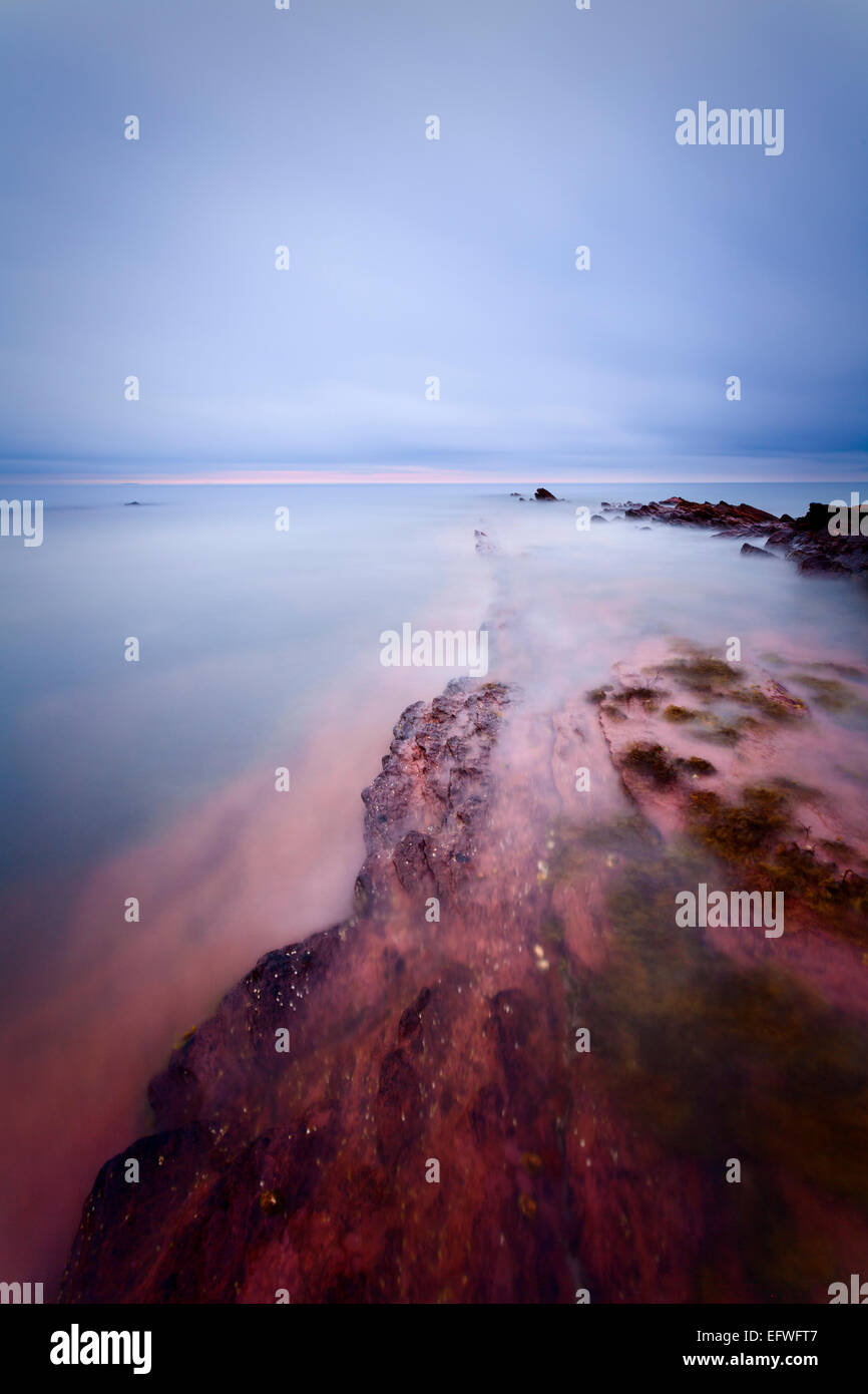 J'ai aimé la façon dont les tons bleus dans les nuages et les couleurs rouges des rochers travaillent ensemble. J'ai trouvé que l'utilisation d'une longue exposition a donné Banque D'Images