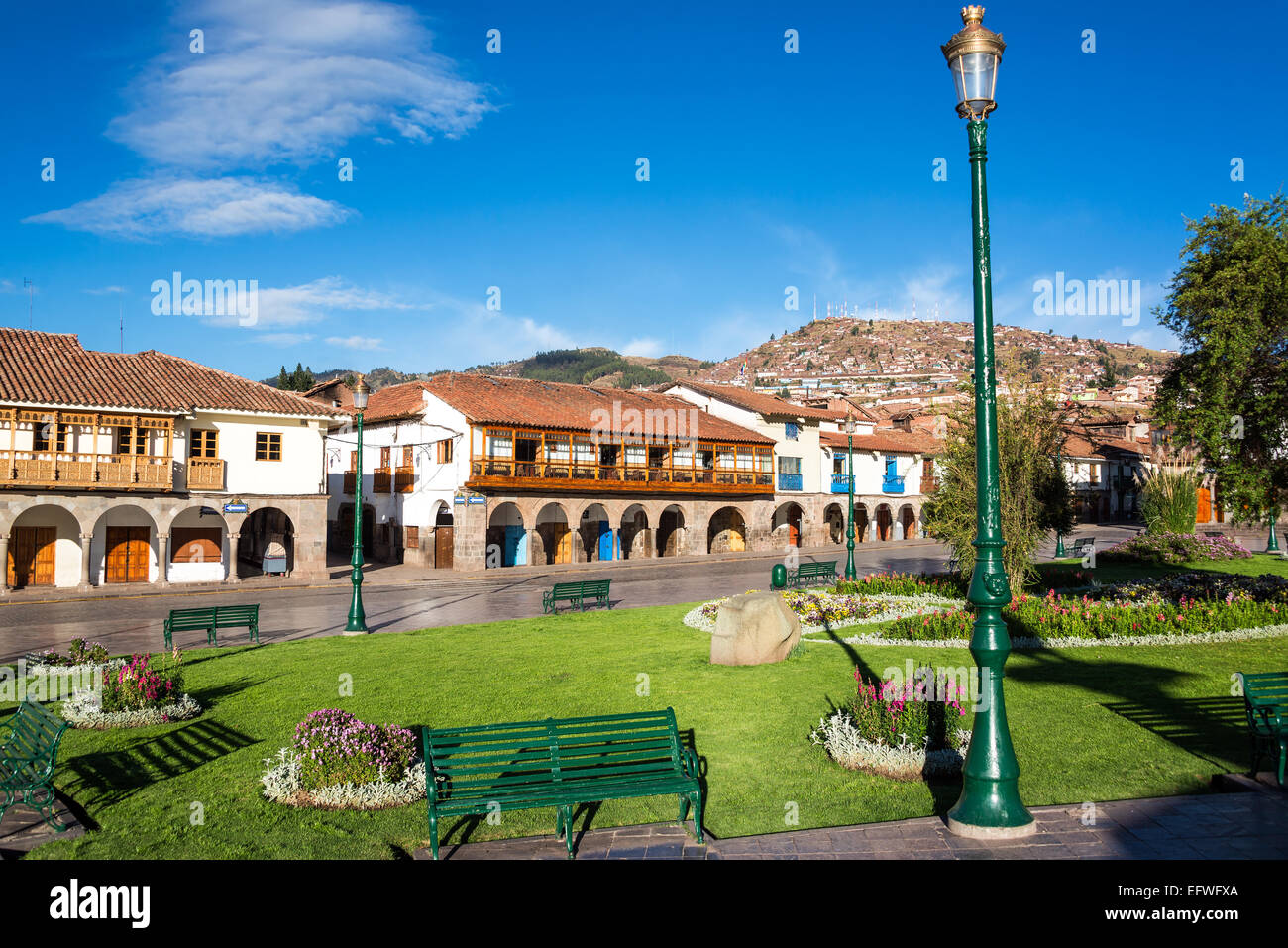Vue sur la Plaza de Armas de Cusco, Pérou avec belle architecture coloniale visible Banque D'Images