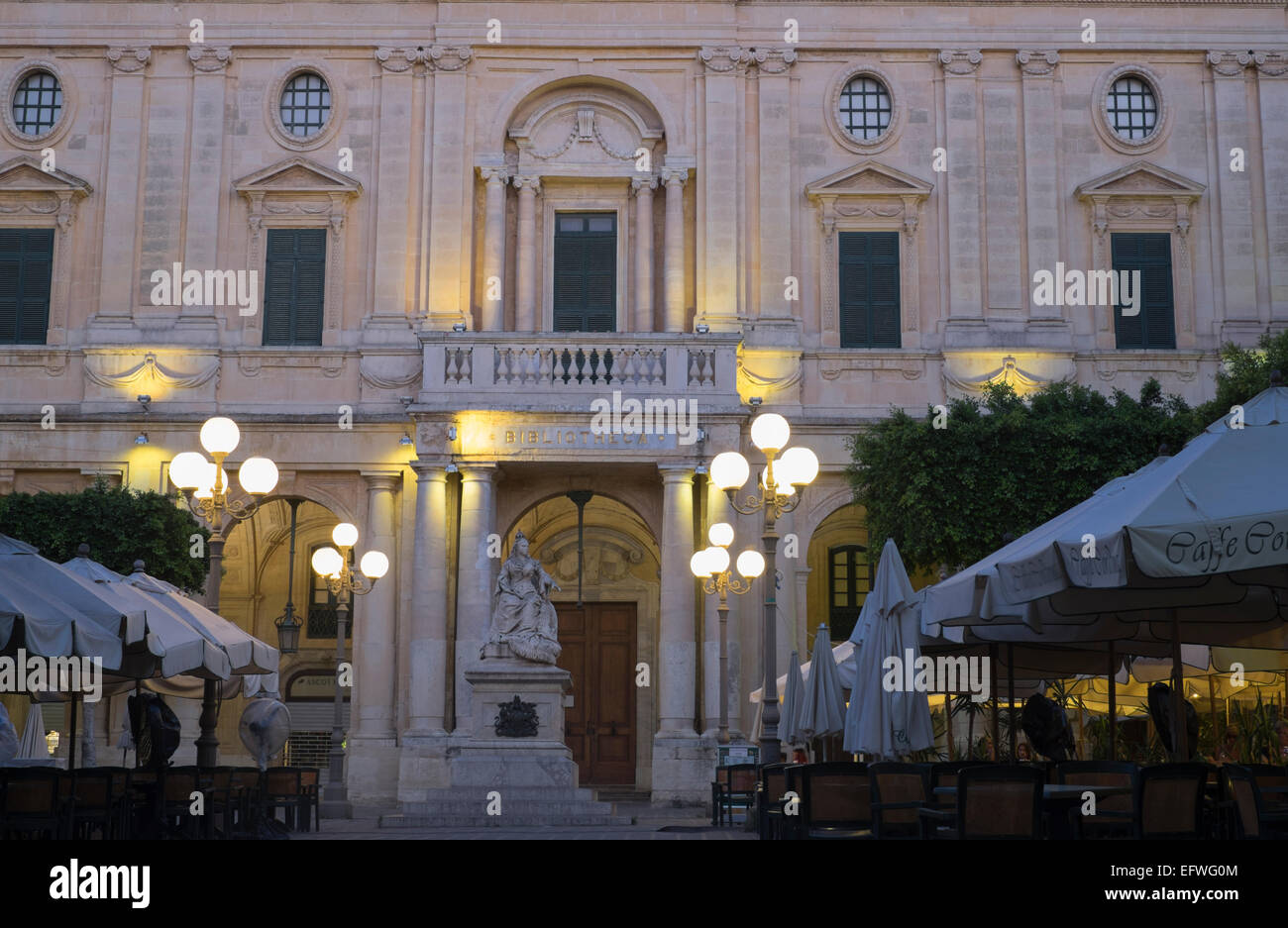 Crépuscule à la place de la République à La Valette, Malte Banque D'Images