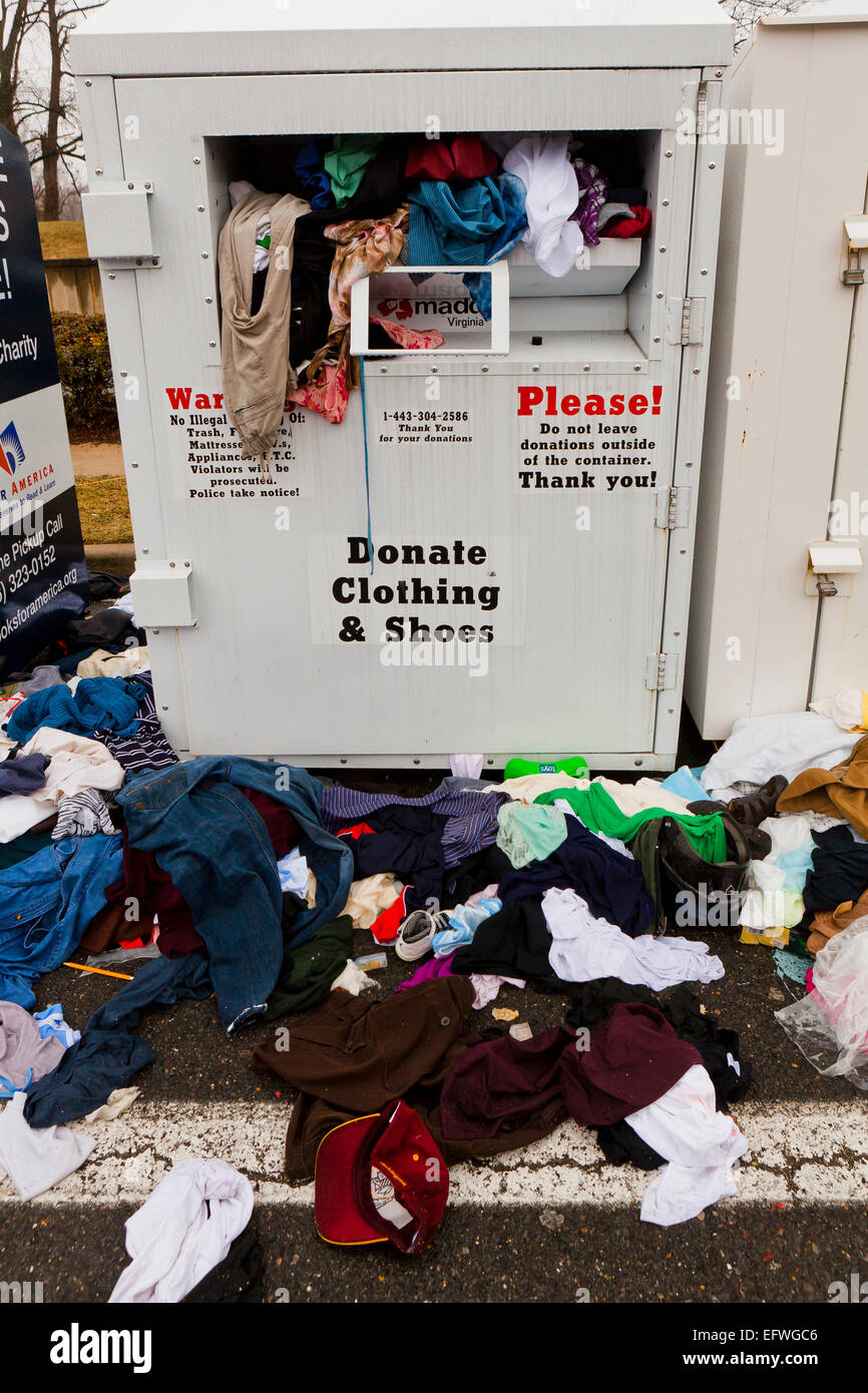Dons de vêtements utilisés débordante - Virginia USA Banque D'Images