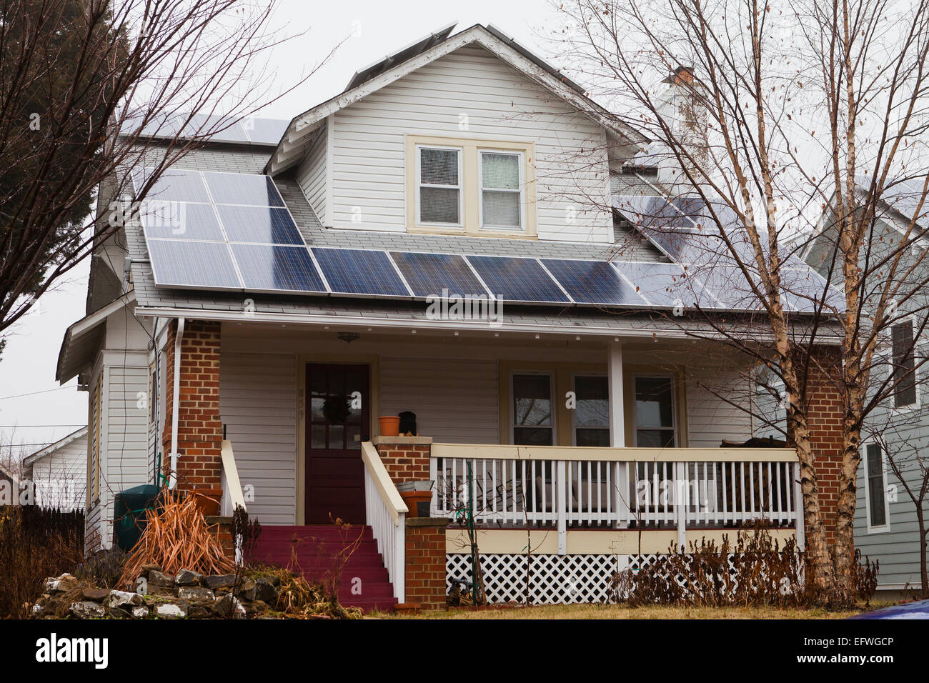 Des panneaux solaires sur toit de petite maison - USA Banque D'Images