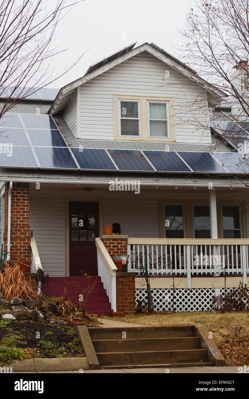 Des panneaux solaires sur toit de petite maison - USA Banque D'Images