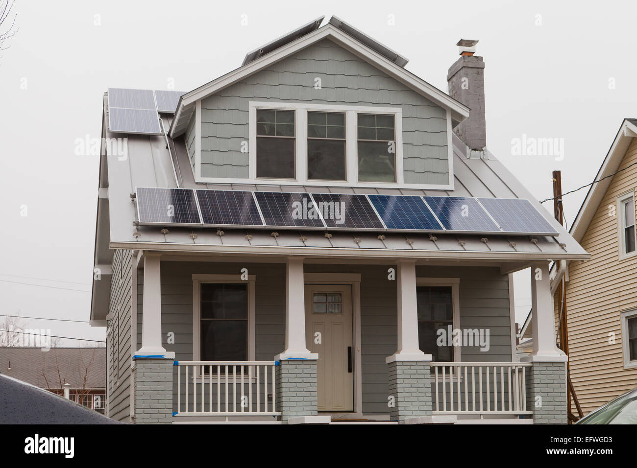 Des panneaux solaires sur toit de petite maison - USA Banque D'Images