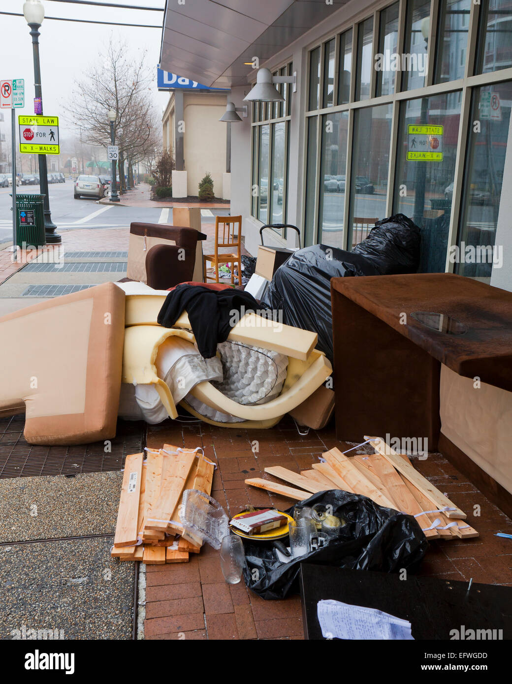 Mobilier de locataire évincé sur trottoir d'immeuble - USA Banque D'Images