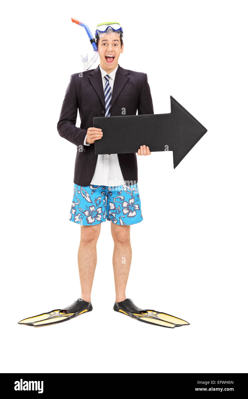 Portrait d'un homme d'affaires avec des équipements de plongée tenant une flèche isolé sur fond blanc Banque D'Images