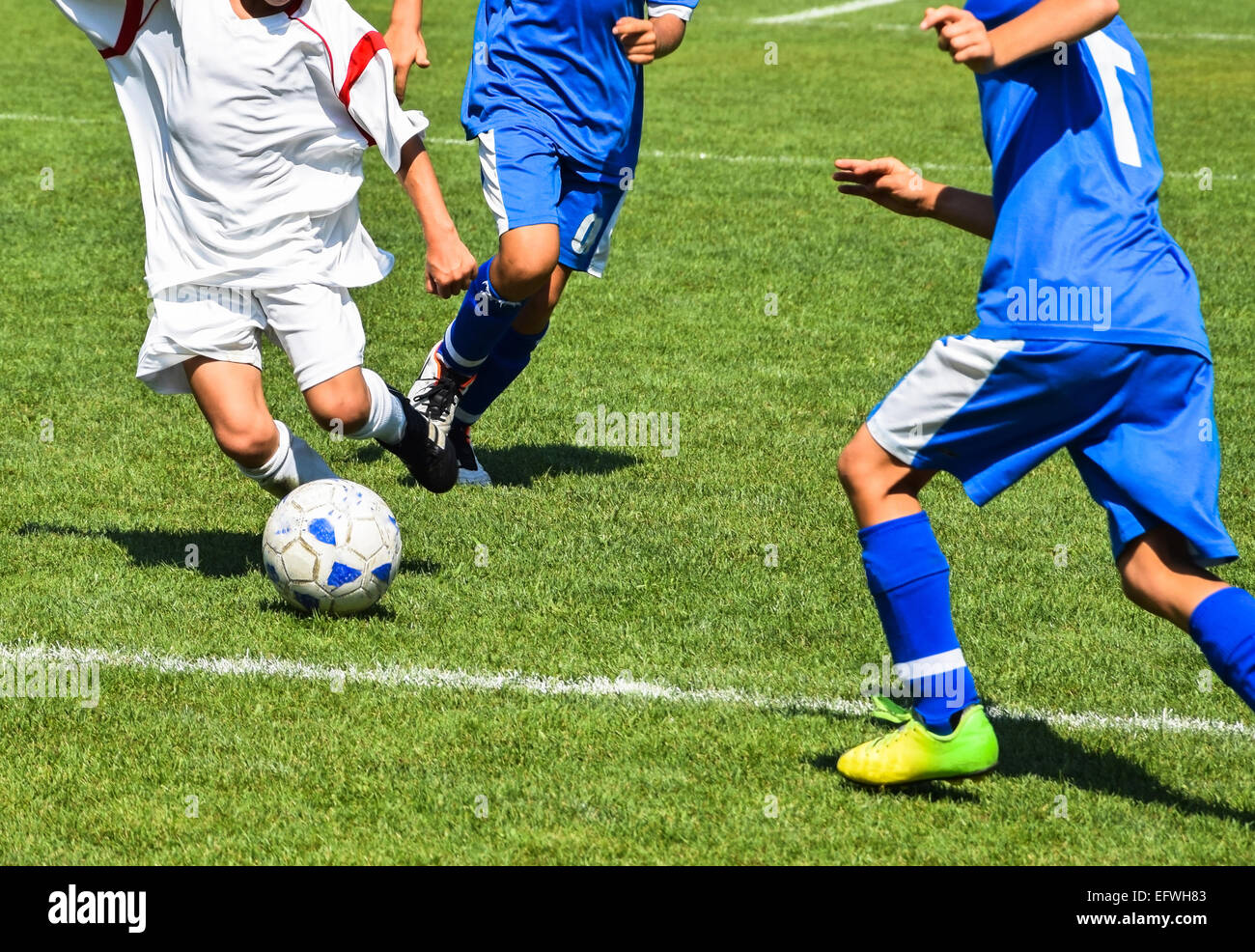 Les joueurs de soccer Kid en action Banque D'Images