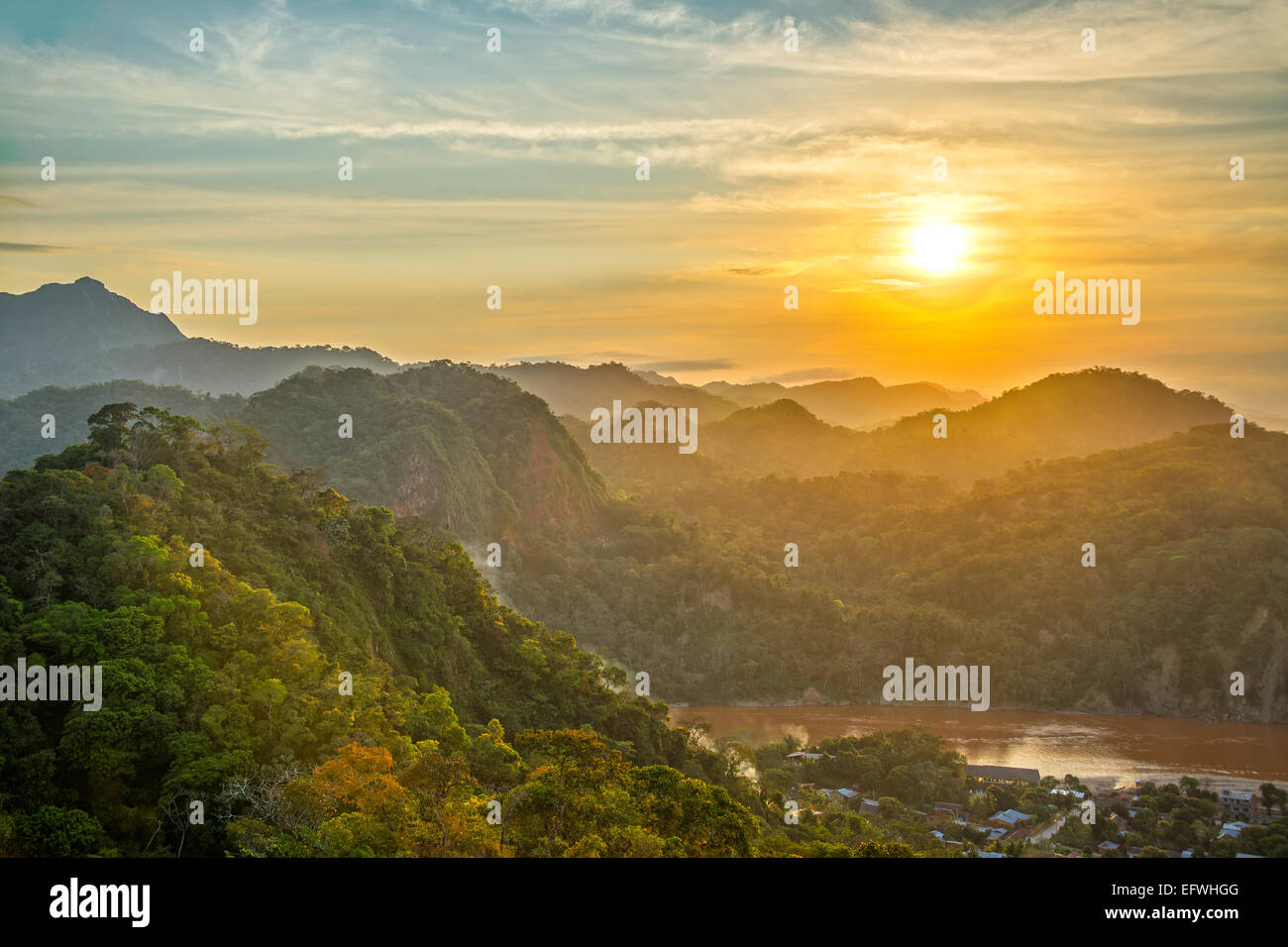 Coucher de soleil sur les collines couvertes de jungle luxuriante avec la rivière Beni visible à Rurrenabaque, Bolivie Banque D'Images