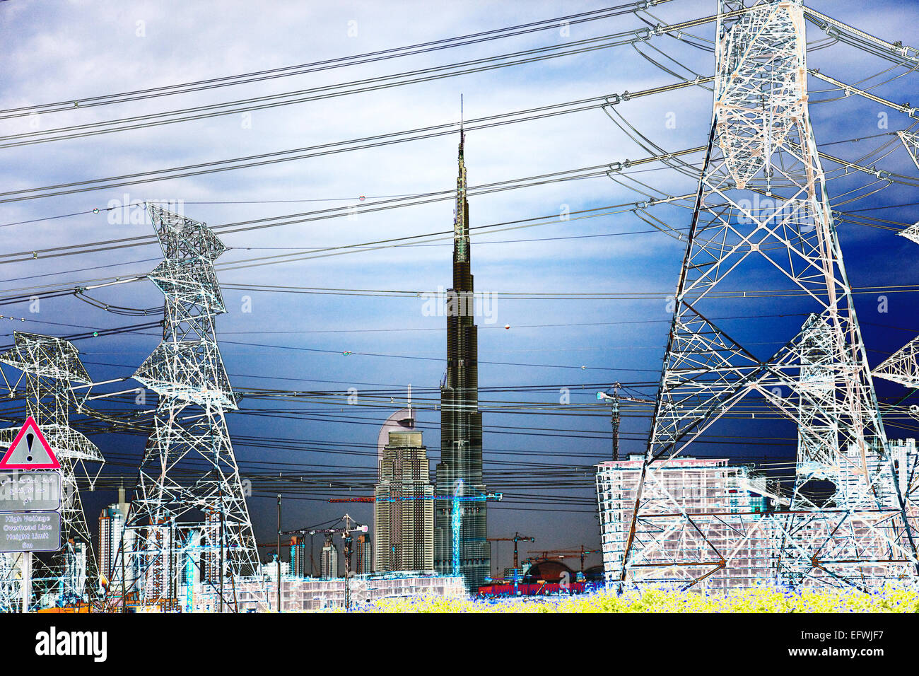 Skyline dubai high voltage power Banque de photographies et d’images à