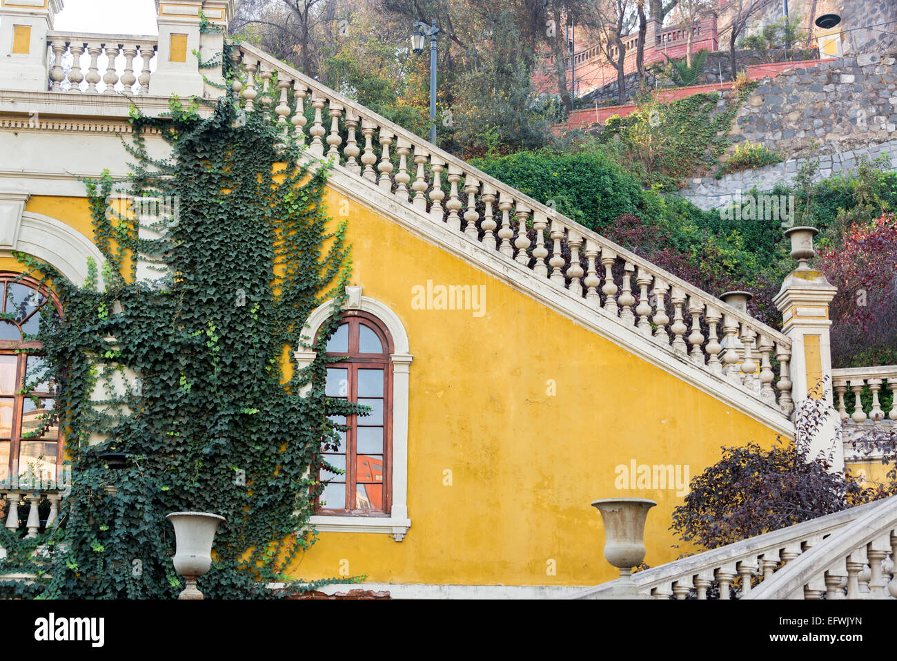 Escalier jaune dans le parc Santa Lucia à Santiago, Chili Banque D'Images